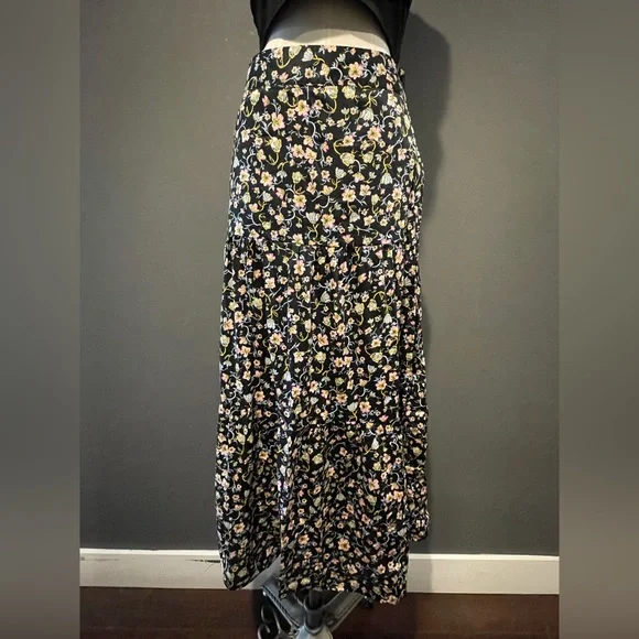 Who What Wear -Maxi Floral Skirt with pockets - Picture 2 of 2